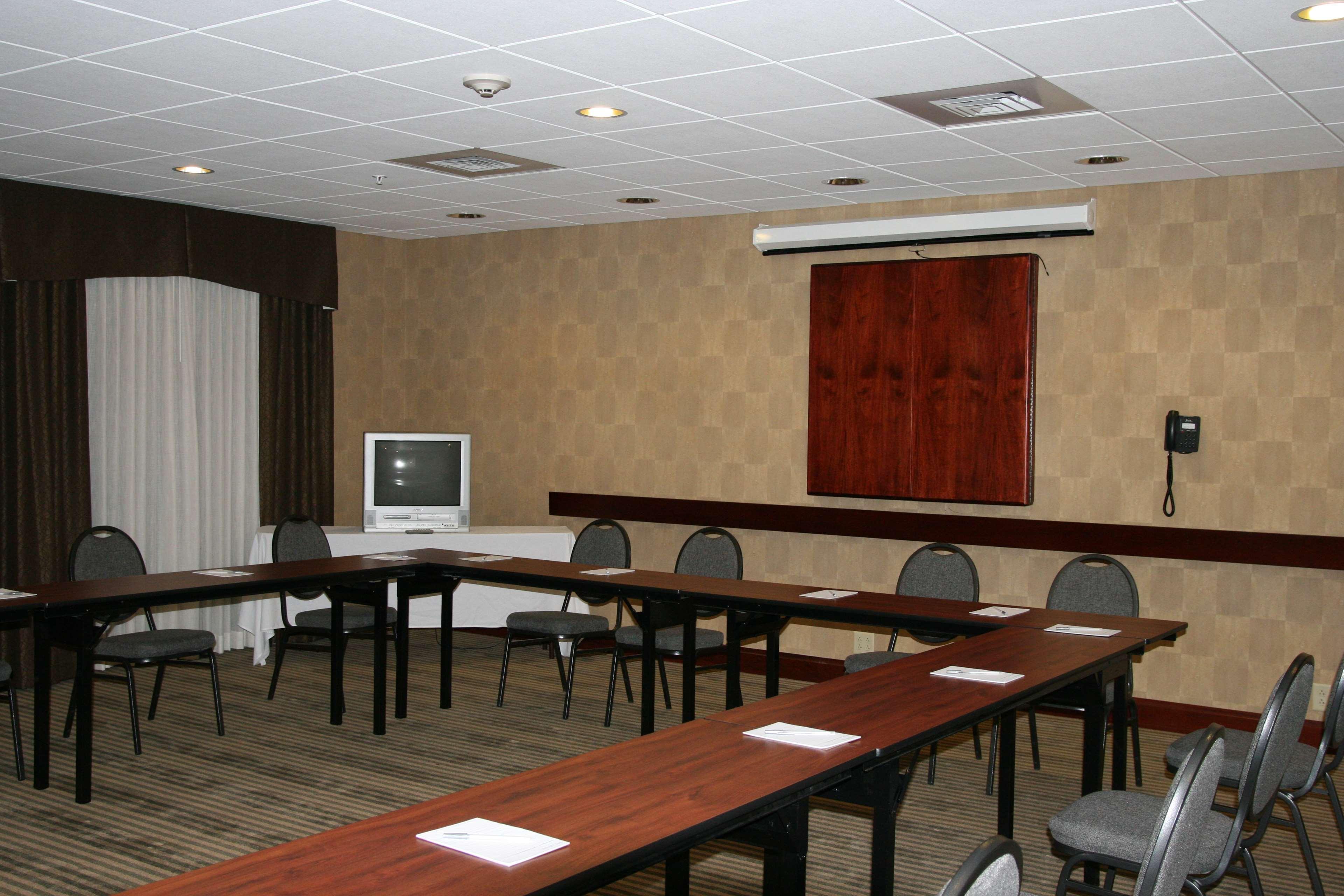 Hampton Inn & Suites Norfolk-Airport Buitenkant foto