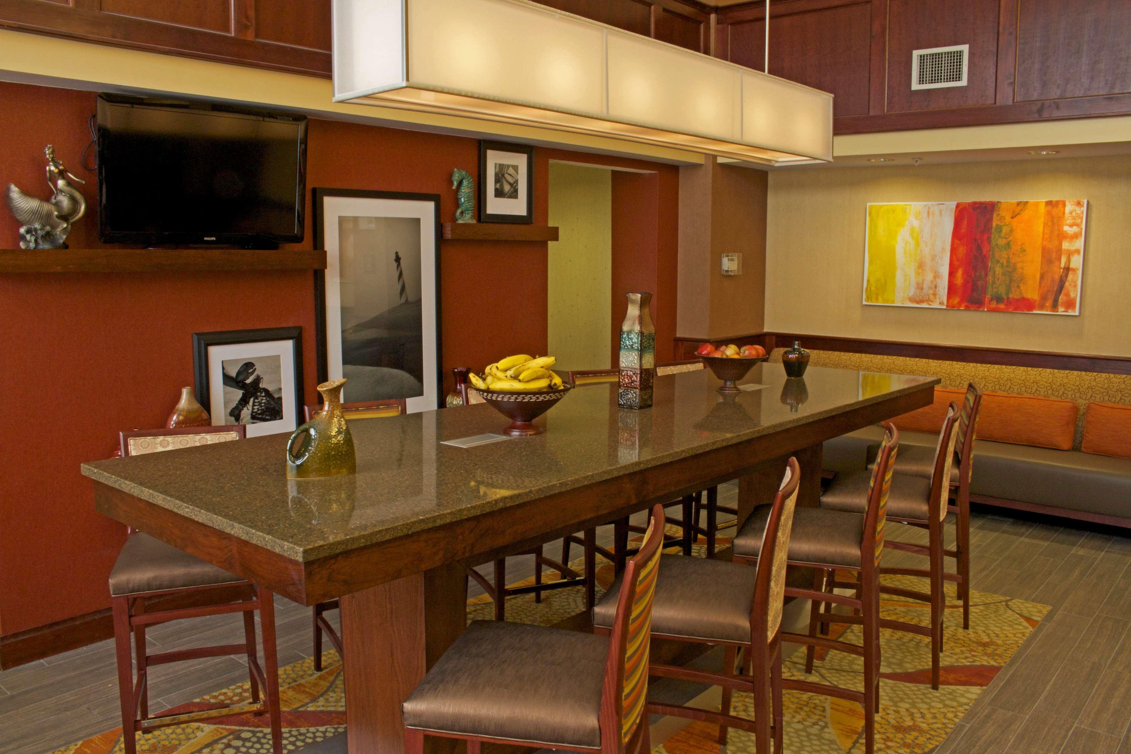 Hampton Inn & Suites Norfolk-Airport Buitenkant foto