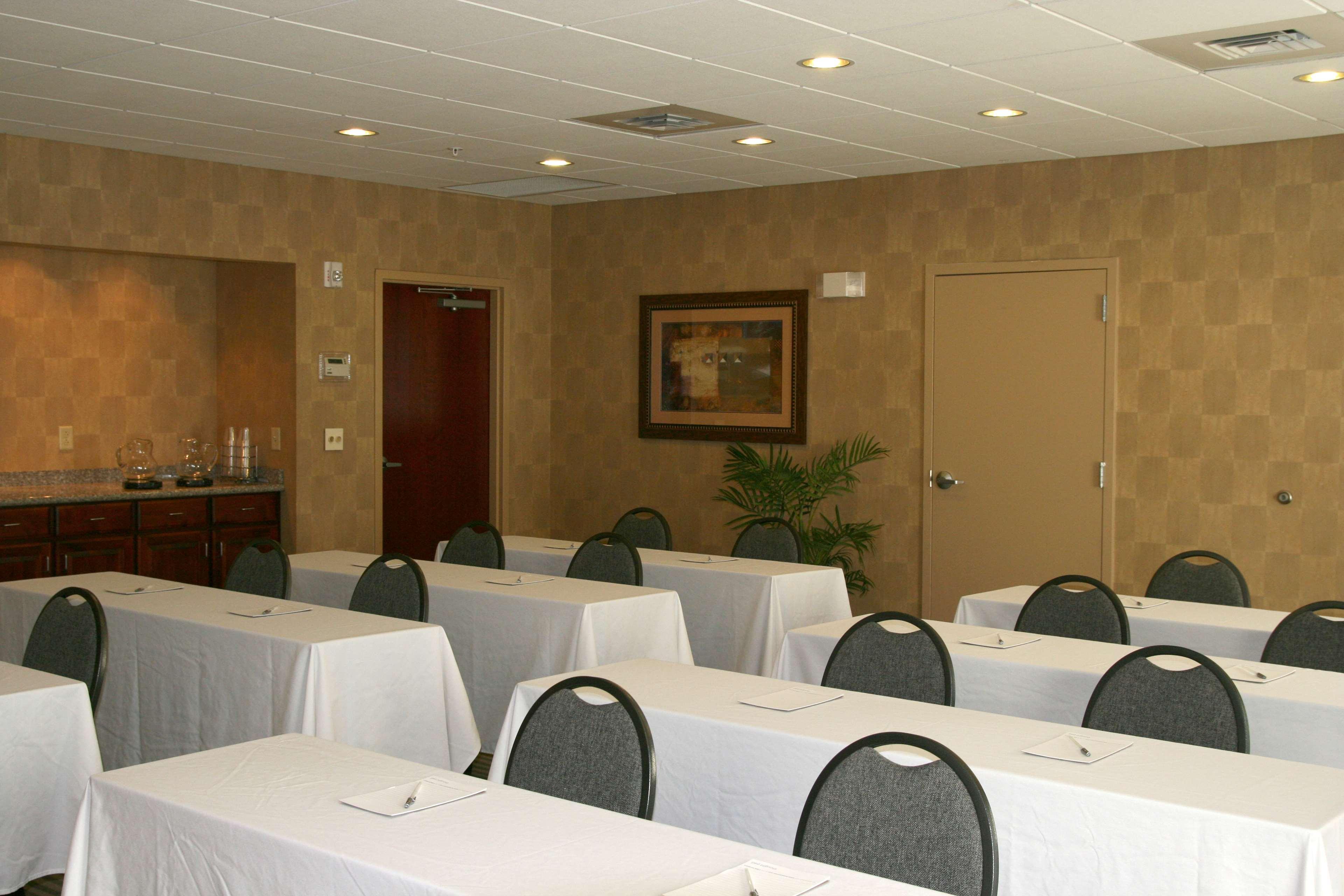 Hampton Inn & Suites Norfolk-Airport Buitenkant foto