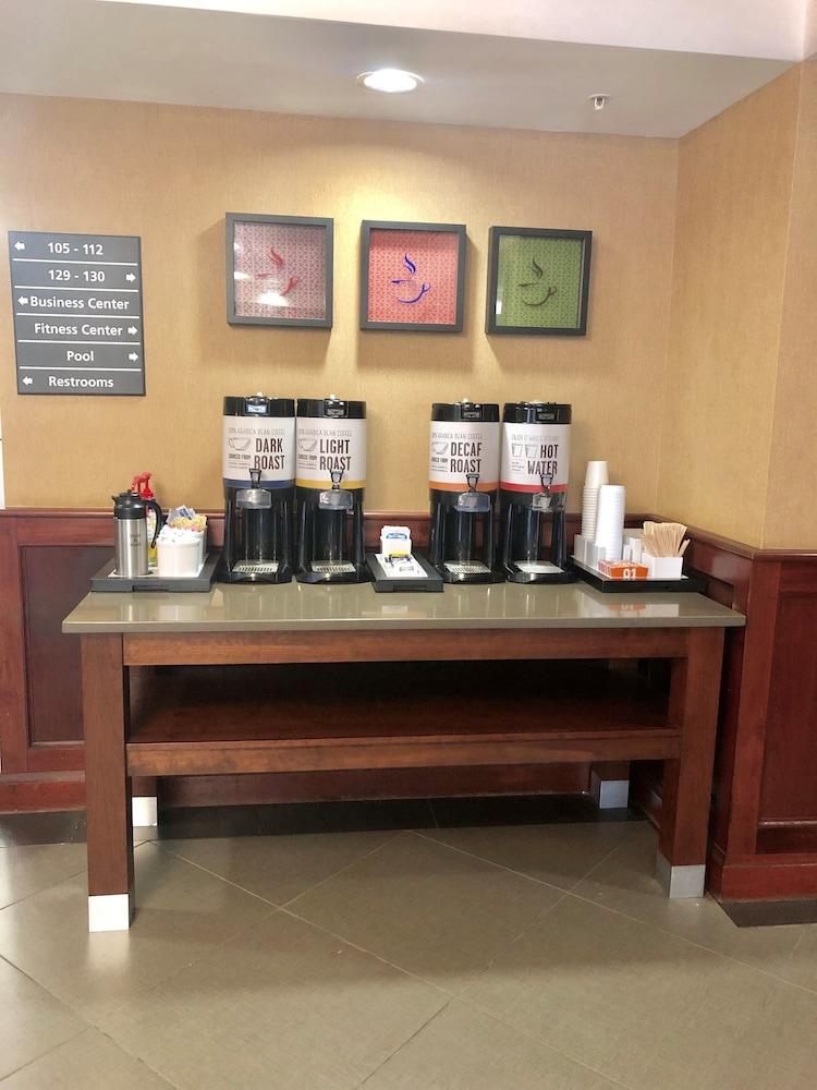 Hampton Inn & Suites Norfolk-Airport Buitenkant foto