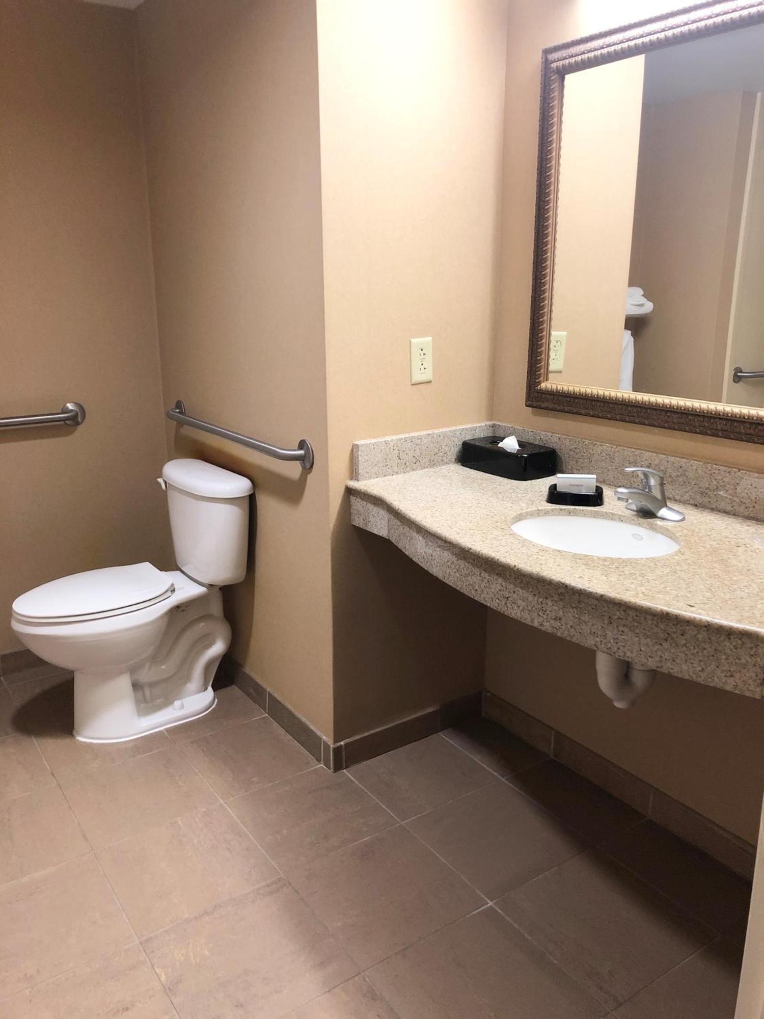 Hampton Inn & Suites Norfolk-Airport Buitenkant foto