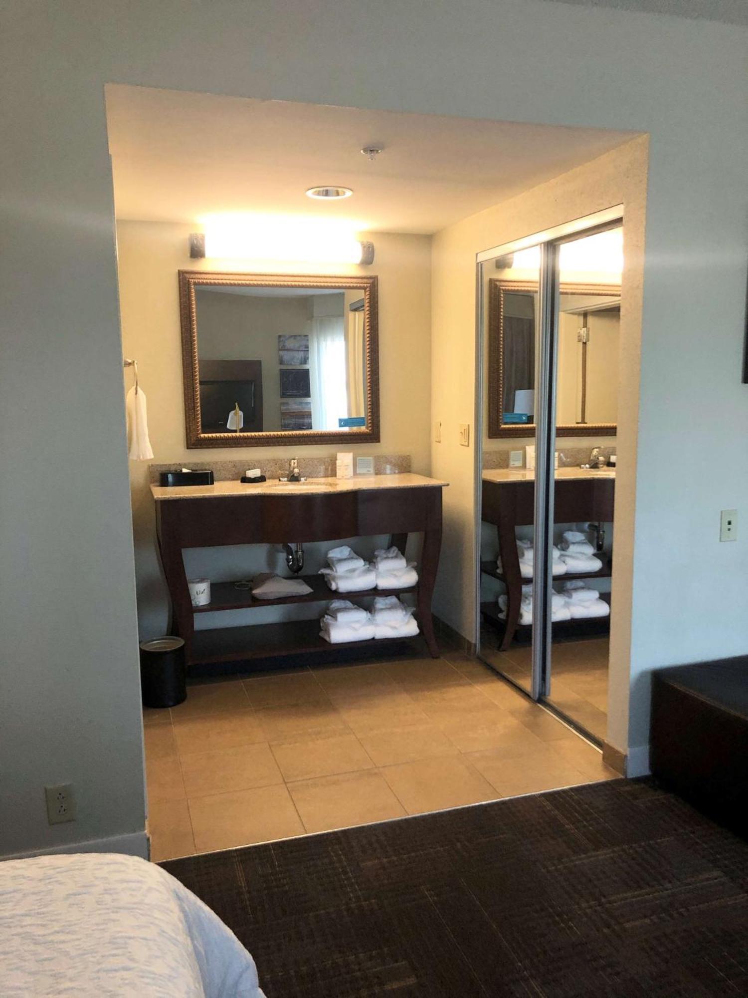 Hampton Inn & Suites Norfolk-Airport Buitenkant foto