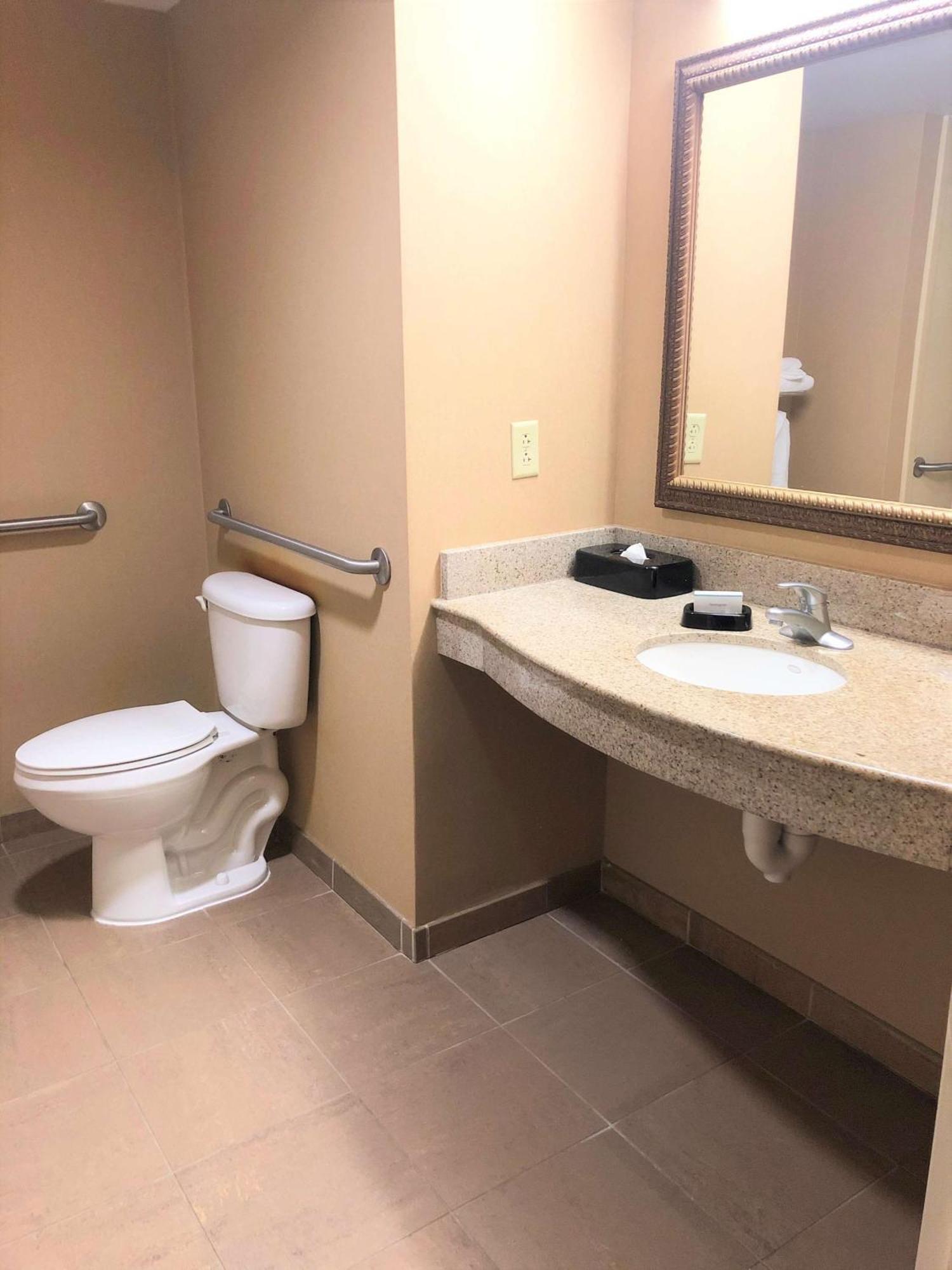 Hampton Inn & Suites Norfolk-Airport Buitenkant foto