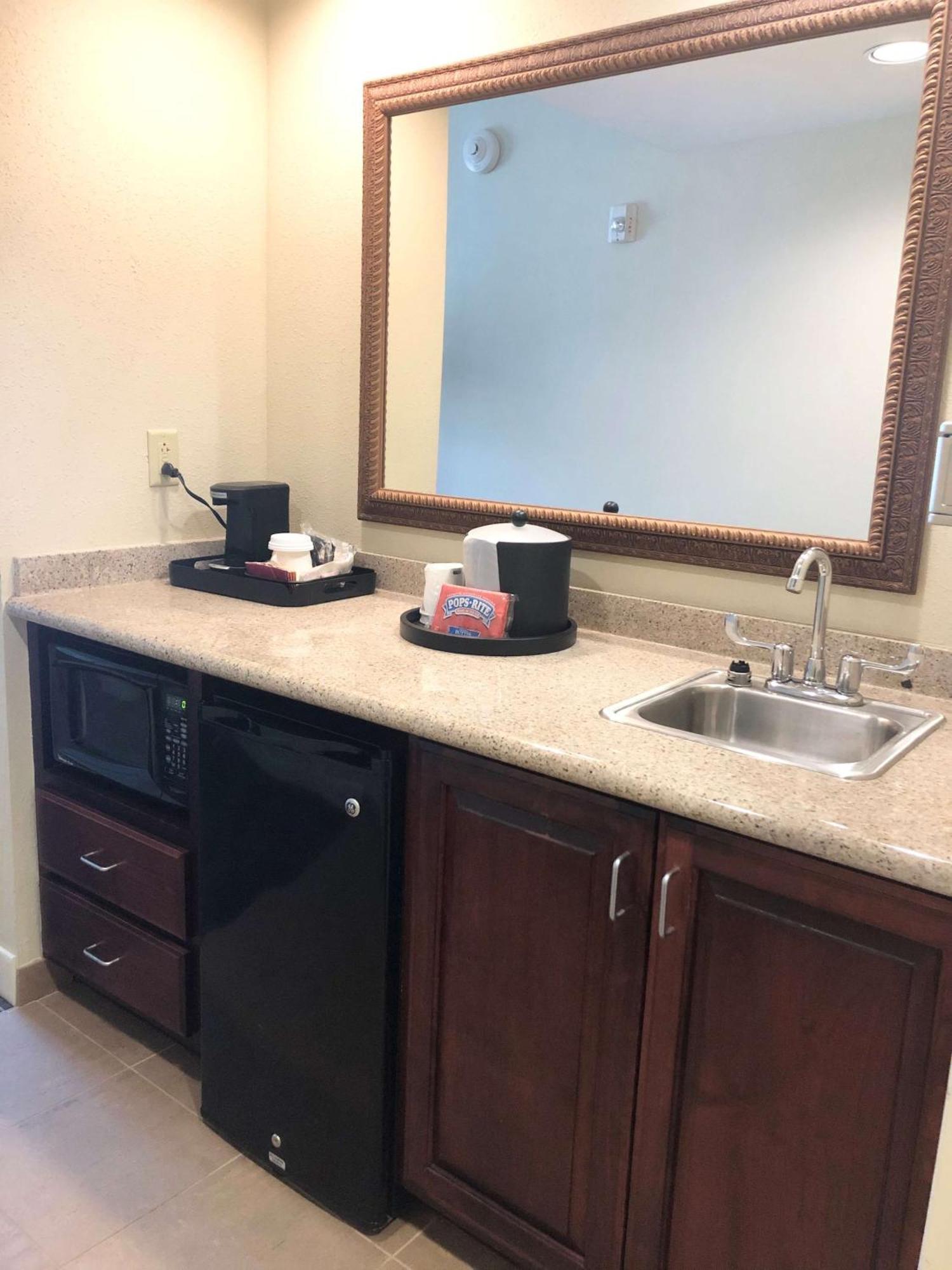 Hampton Inn & Suites Norfolk-Airport Buitenkant foto